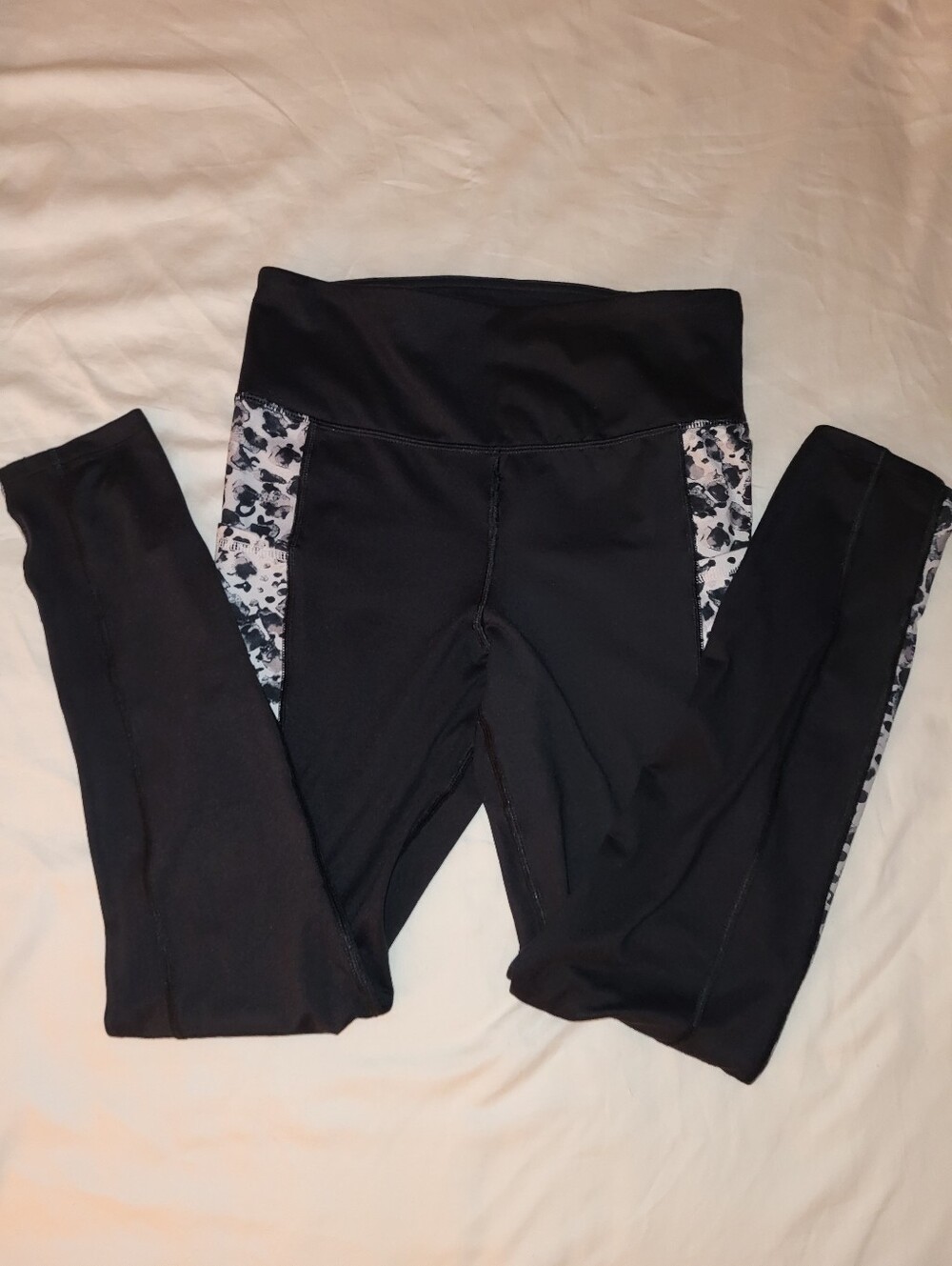 SO Black Active Leggings with Gray Snow Leopard Mesh Pattern and Pockets, Size M - Picture 7 of 8